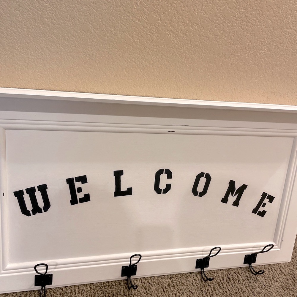 Welcome coat rack with shelf, has four hooks on the front and one on each side